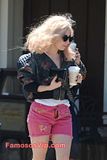 th B3 5 Lady Gaga Look Desastroso Mientras Compra Cafe en Los   Angeles.