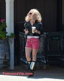 th B6 4 Lady Gaga Look Desastroso Mientras Compra Cafe en Los   Angeles.