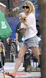 th A2 7 Ashley Olsen Caminando con su Cachorro por Nueva York.