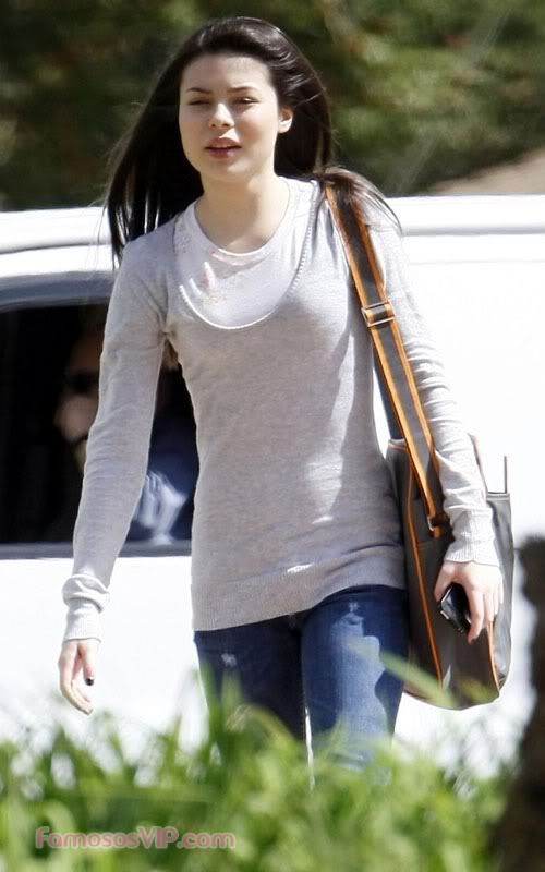 24 11 Miranda Cosgrove Sale de Sus Claces en Los Angeles