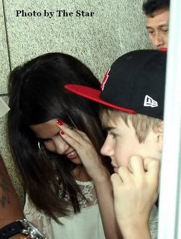7 4 Justin Bieber & Selena Gomez en el Aeropuerto de Malasia.