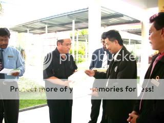 Tuan Hj.Abdul Bangsa Hj.Alasa Guru Besar SK.Balimbang menerima sijil penyertaan.